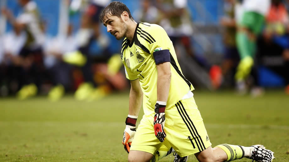 Iker Casillas se lamenta durante el partido inaugural de la selección española