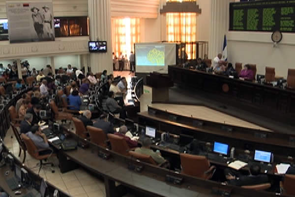 Hacienda presenta Presupuesto General de la República 2015 a diputados