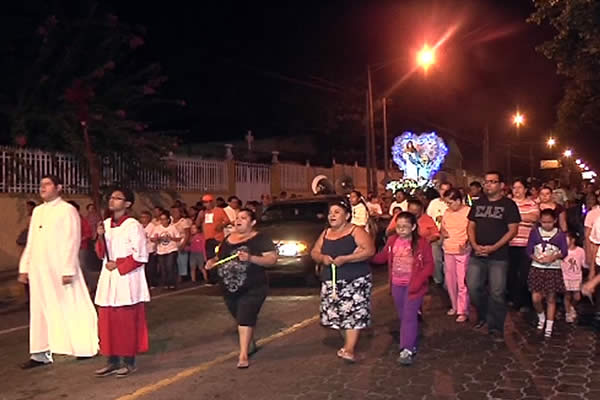Miles peregrinan en horas de la madrugada con la Purísima en Monseñor Lezcano