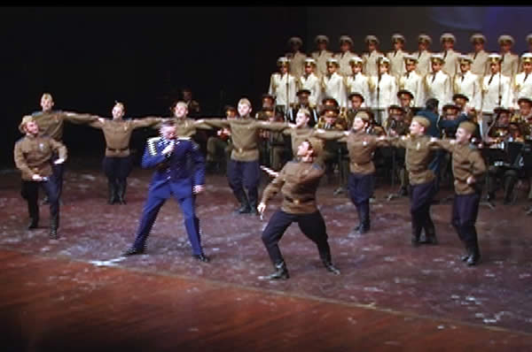 Espectacular presentación del conjunto de coro y danza del ejército ruso Alexándrov