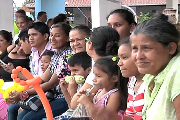 Atracciones familiares en la Avenida de Bolívar a Chávez