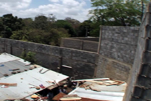 Muro de urbanizadora pone en riesgo a 8 familias