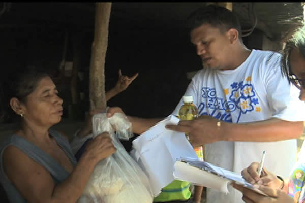 Familias del Distrito II reciben paquetes alimenticios