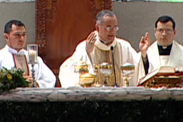 Católicos acuden a Catedral Metropolitana para venerar reliquias de San Juan Pablo II