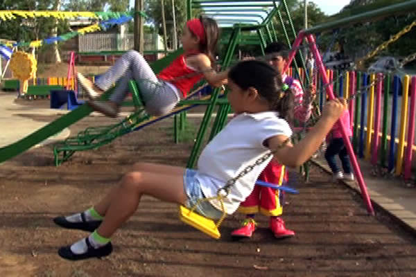 Continúa jornada de embellecimiento de parques en Managua