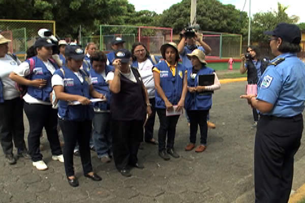 Familias del Barrio Monseñor Lezcano reciben visita de consejeras familiares