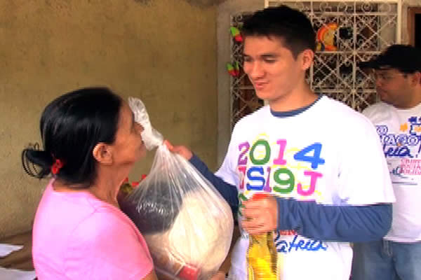 Entregan paquetes de alimentos en barrios de Managua