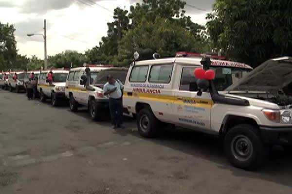 MINSA entrega 10 ambulancias a municipios del país
