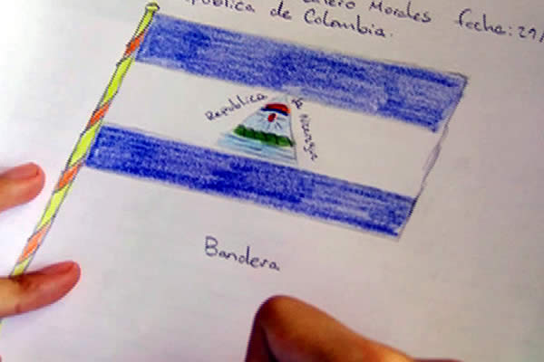Niños del Colegio República de Colombia participan en concurso de pintar y colorear símbolos patrios