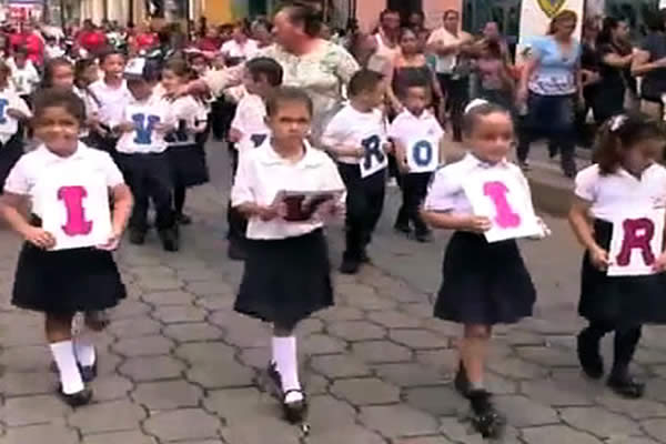 Niños de educación inicial de Juigalpa participan en desfile patrio