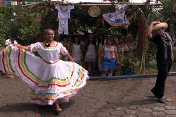 Estudiantes de la Escuela Normal Alesio Blandón realizan Feria del Maíz