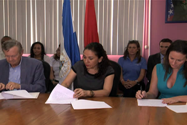 Gobierno y Operación Sonrisa firman convenio de colaboración