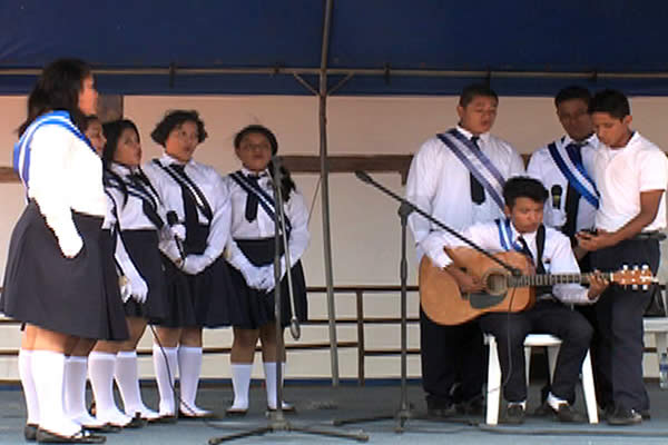 Estudiantes participan en certamen de canto y poesía dedicado a la patria