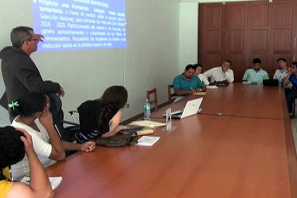 Docentes de Educación Física participan en seminario de Ajedrez