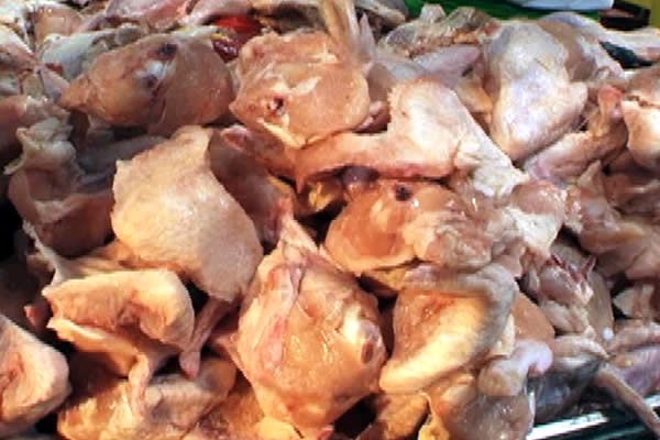 Precio de carne roja baja y sube el precio del pollo