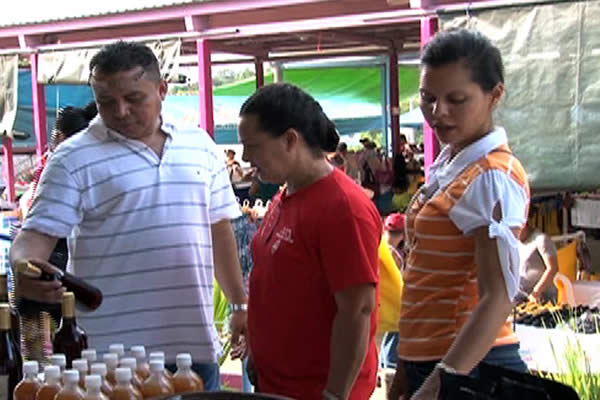 Familias visitan Feria de Alimentos, Nutrientes y Medicina Natural