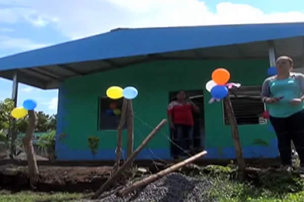 Familias leonesas de Quezalguaque reciben viviendas dignas