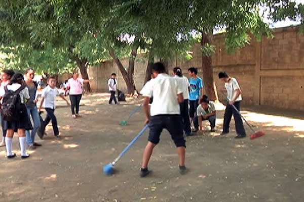 Estudiantes del Colegio Rene Schik realizan jornada de limpieza