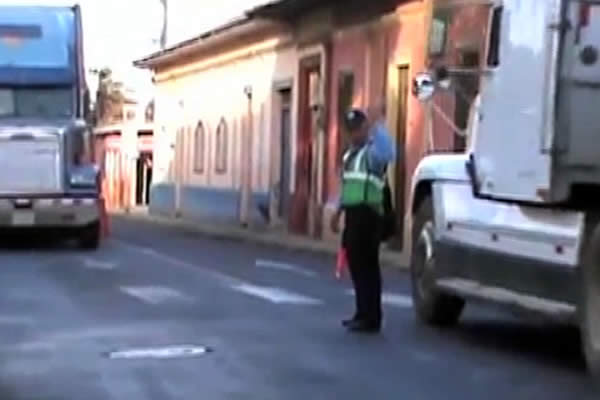 Policía Nacional regula el tránsito vehicular en Carazo