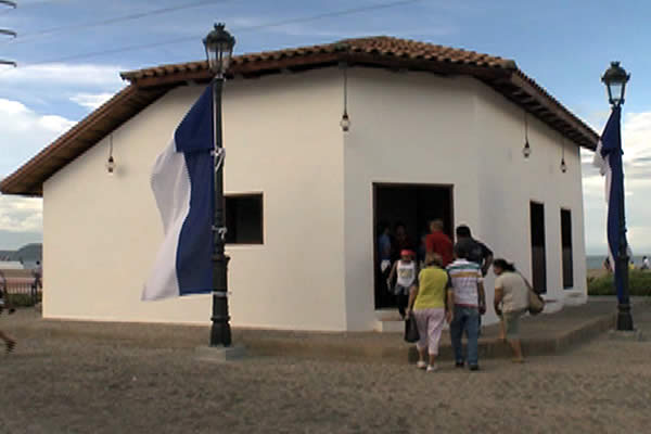 Familias continúan visitando réplicas de Casas-Museo