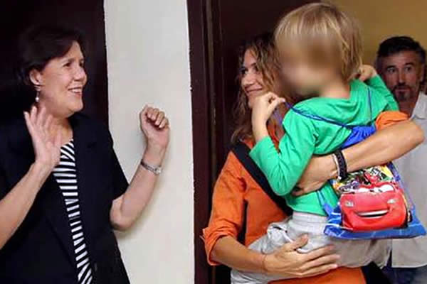El niño Arún se reencuentra con su mamá en el Ministerio de la Familia