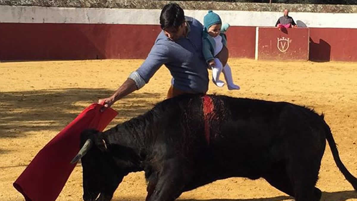 Torero enciende polémica en España por cargar a su bebé mientras toreaba