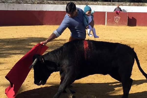 Torero enciende polémica en España por cargar a su bebé mientras toreaba