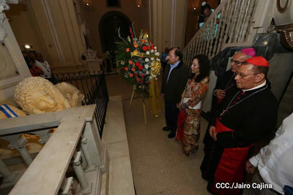 Daniel y Rosario participan en solemne ceremonia del centenario del Inmortal Rubén Darío