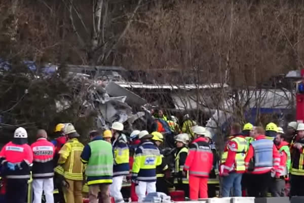 Al menos 4 muertos y unos 150 heridos al chocar dos trenes en Alemania