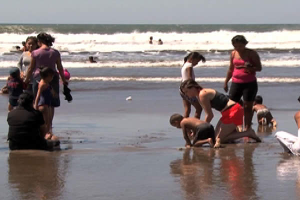 Turistas comienzan a asistir a las playas para refrescarse