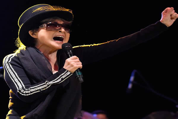 Hospitalizan a Yoko Ono por un posible accidente cerebro-vascular 