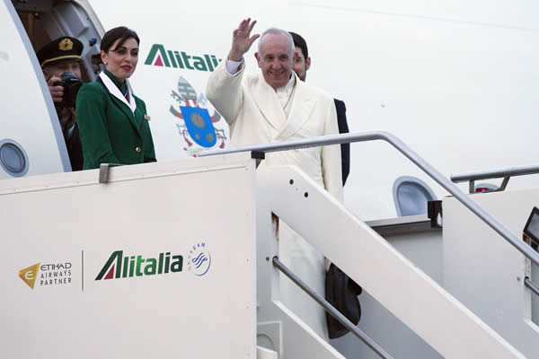 Aterrizó el avión del Papa en Roma, tras once horas de vuelo