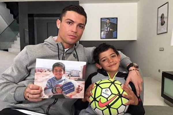 Cristiano Ronaldo posa con su hijo en apoyo a los refugiados sirios