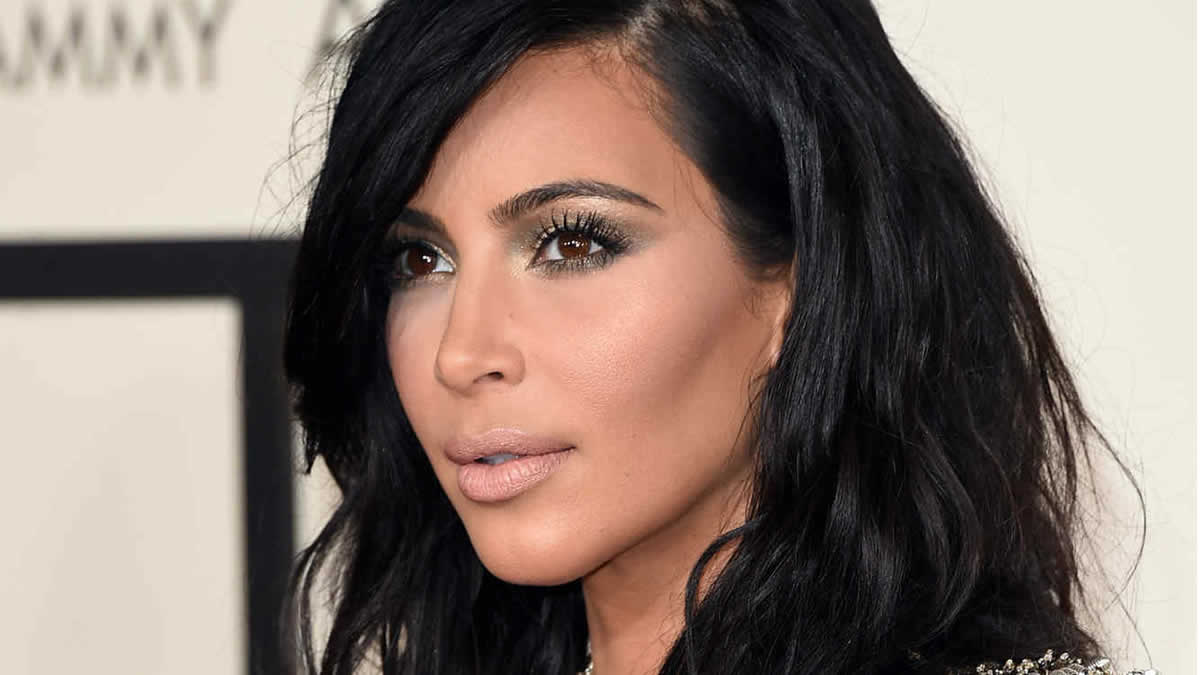 Kim Kardashian se quita dos dientes, ¿Para ser mas bella?