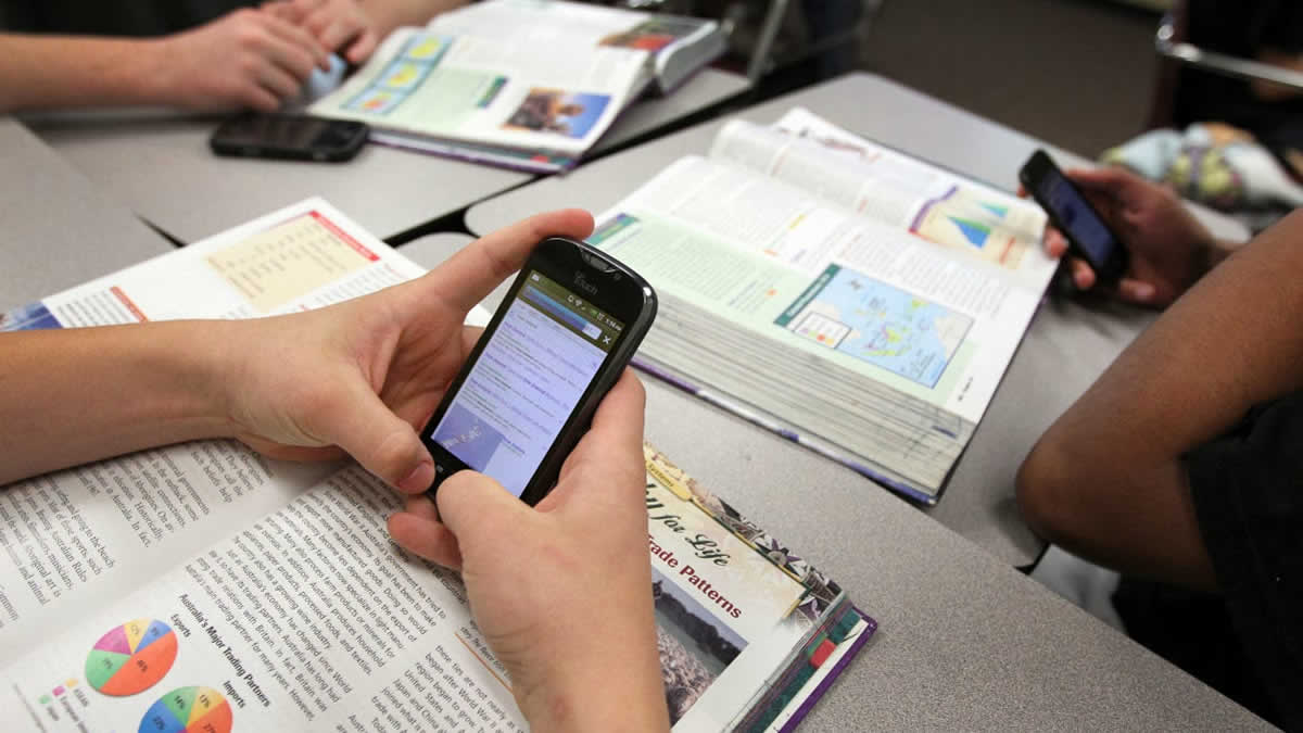 Los profesores podrán quitar el móvil a los alumnos en España