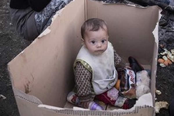La fotografía de un bebé en una caja de cartón que se ha hecho viral