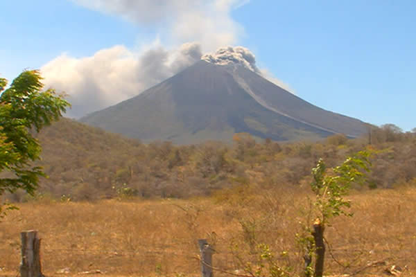 Volcán Momotombo, registró una nueva erupción este mediodía