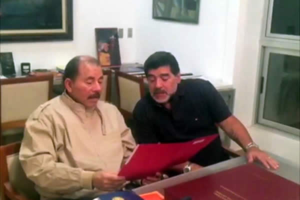 Presidente Daniel impone Orden Sandino a Diego Armando Maradona