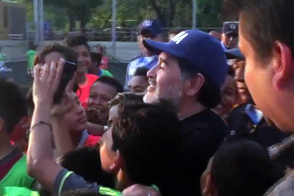 Maradona comparte con niños de academias de fútbol de Managua