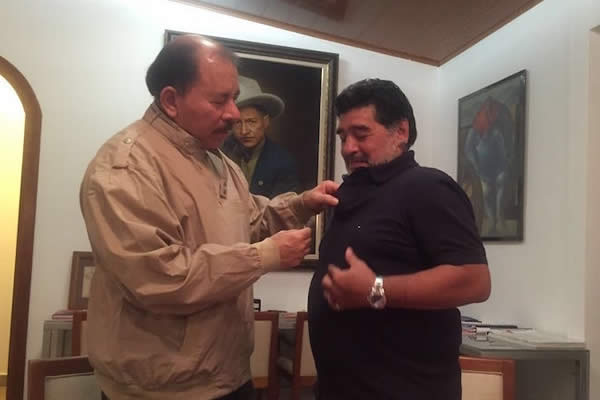 Presidente Daniel impone la máxima condecoración de Nicaragua a Diego Armando Maradona