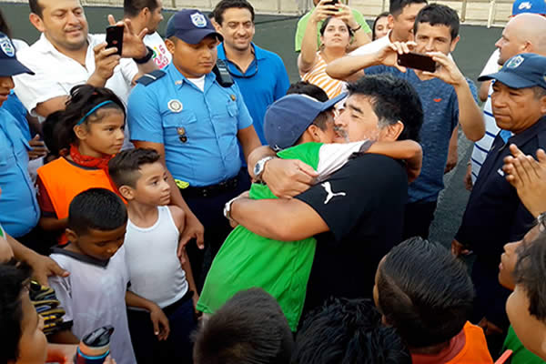 Maradona compartió con niños futbolistas en el Parque Luis Alfonso