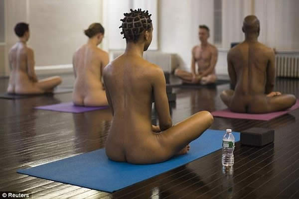 Clases de yoga al desnudo, para reforzar la confianza en uno mismo