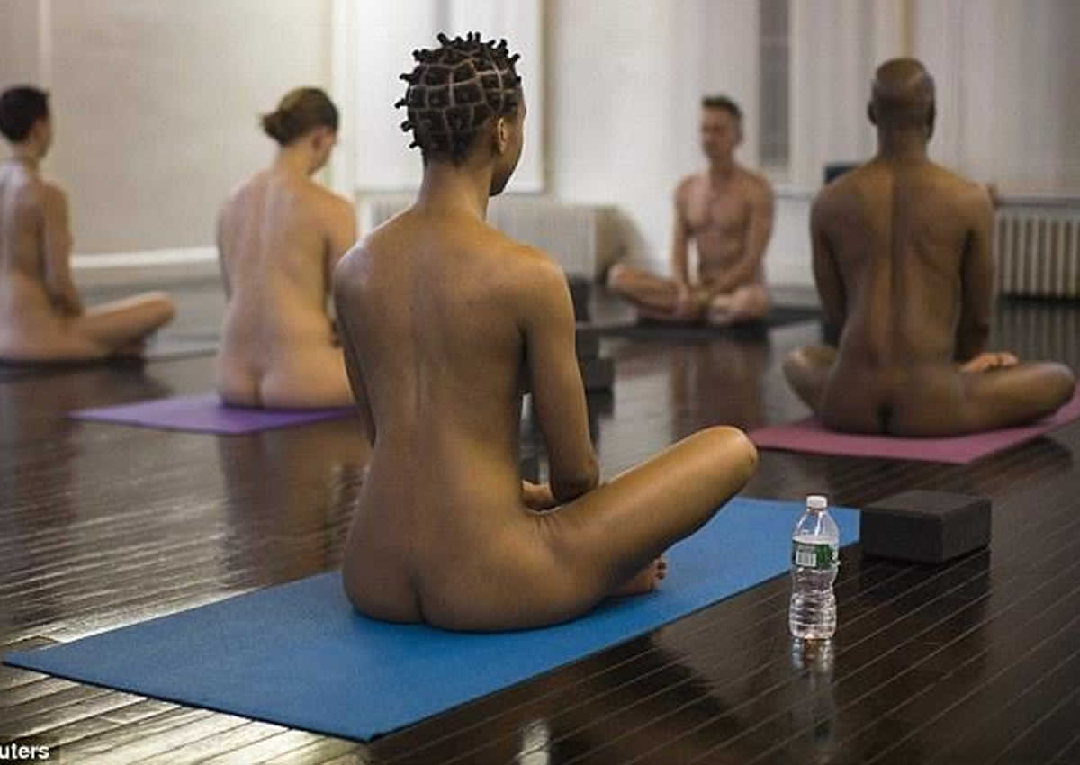 Clases de yoga al desnudo, para reforzar la confianza en uno mismo