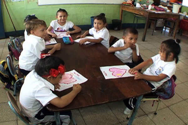 Niños del Colegio Santa Rosa se preparan para celebrar a sus Madres