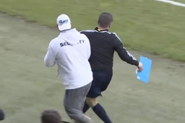 Un árbitro se presenta borracho en pleno partido de fútbol
