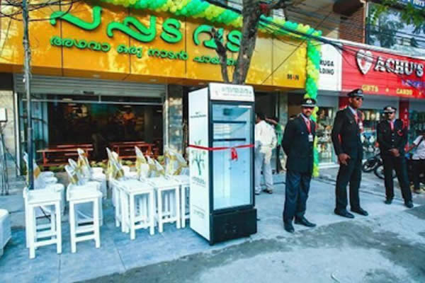 Restaurante coloca refrigerador en la calle para que la gente pueda dejar sus sobras para los más necesitados