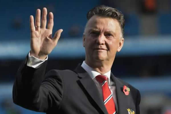 Van Gaal destituido del Manchester United, anunciarán nuevo DT en la semana.