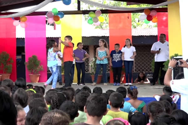 Colegio “Santa Rosa” realizó Festival Infantil