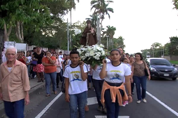 Feligreses celebran a San Antonio de Padua