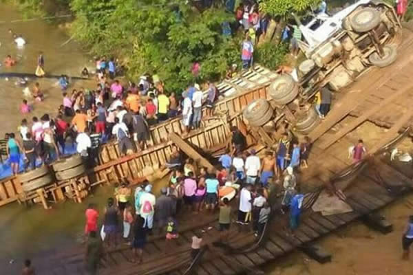 Puente Sin Sin en Bilwi colapsa por el paso de un camión cargado